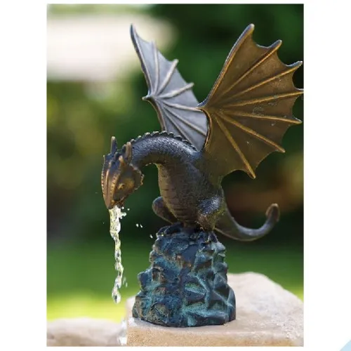 Drache auf Felsen