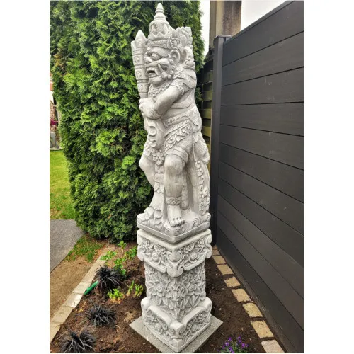 Bali Krieger auf Sockel