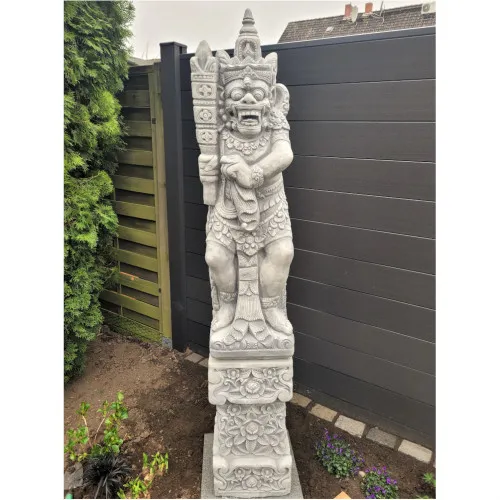 Bali Krieger auf Sockel