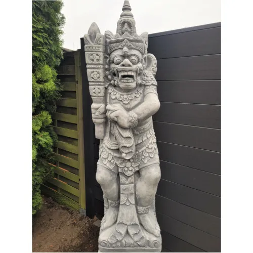 Bali Krieger auf Sockel