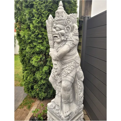 Bali Krieger auf Sockel