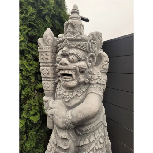 Bali Krieger auf Sockel