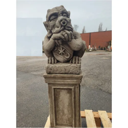 Gargoyles auf Säule