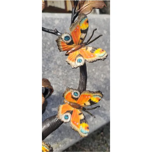 Schmetterlinge auf Ast