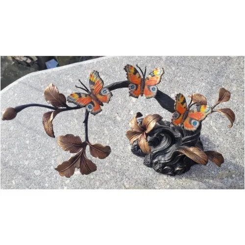 Schmetterlinge auf Ast