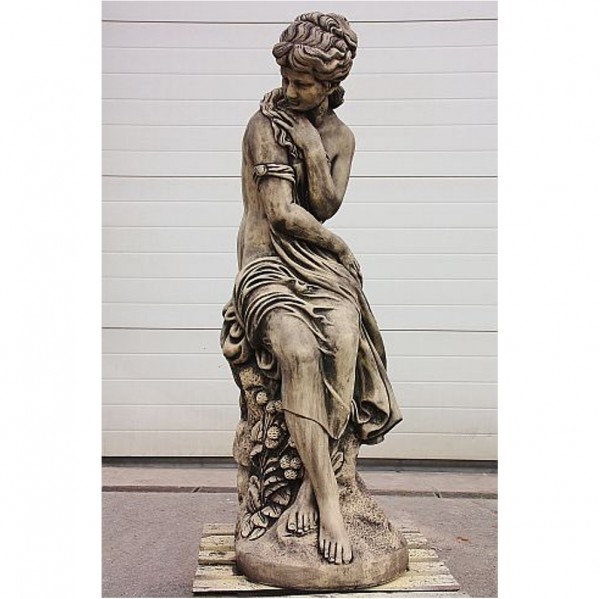 Statue Lara