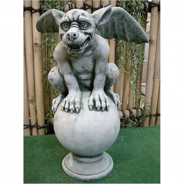 Gargoyle auf Kugel