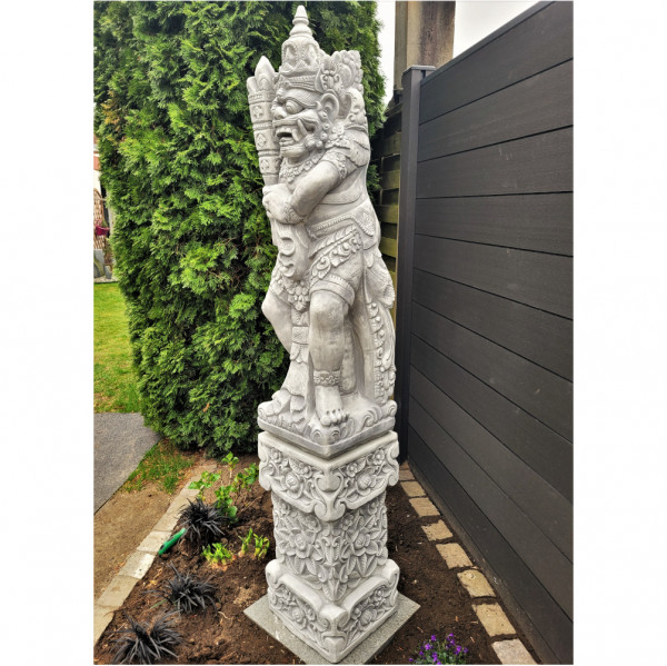 Bali Krieger auf Sockel