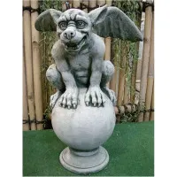 Gargoyle auf Kugel
