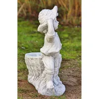 Junge mit Pflanzkorb