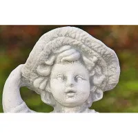 Junge mit Pflanzkorb