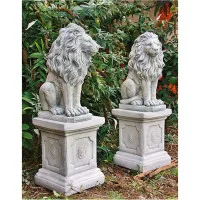 Löwen auf Sockel