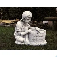 Junge am Brunnen