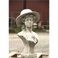 Büste mit Hut