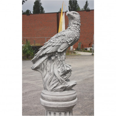 Adler auf Sockel