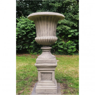 Amphore auf Sockel