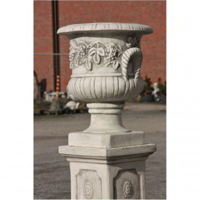 Amphore mit Sockel