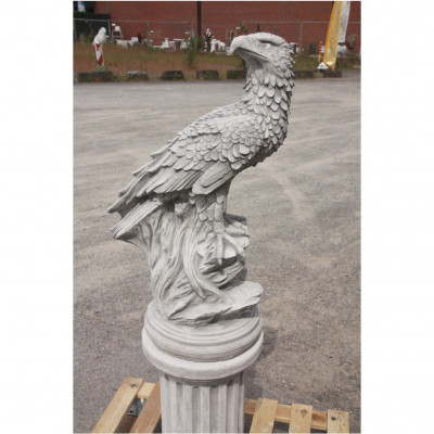 Adler auf Sockel