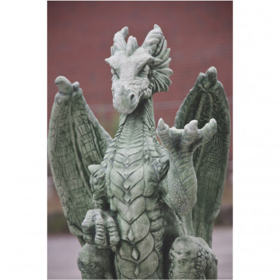 Drache sitzend