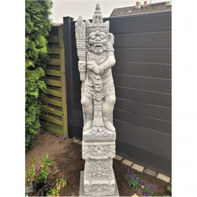 Bali Krieger auf Sockel