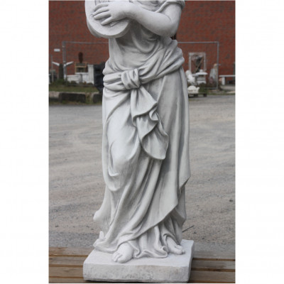 Frau mit Klampfe