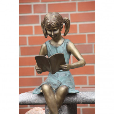 Mädchen mit Buch