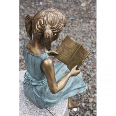 Mädchen mit Buch